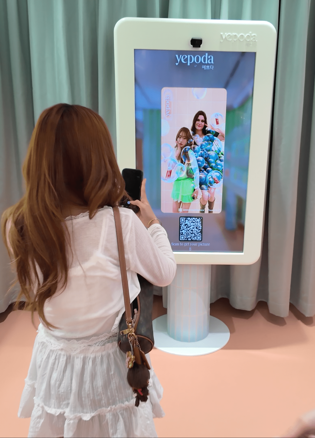 Yepoda Magic AR Mirror fashion retail by Mirror Experience